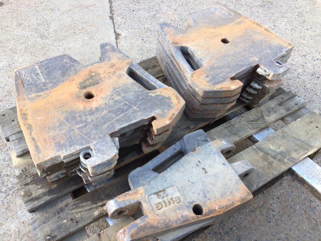 12x 45kg Massey Ferguson tractor weights, plus 1x 51kg centre tow weight, good condition