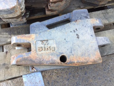 12x 45kg Massey Ferguson tractor weights, plus 1x 51kg centre tow weight, good condition