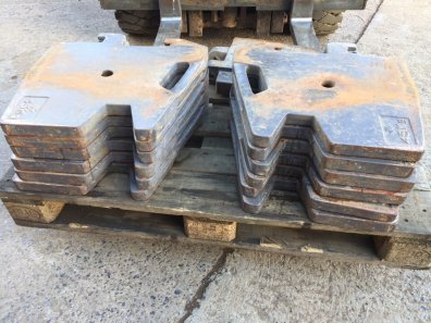 12x 45kg Massey Ferguson tractor weights, plus 1x 51kg centre tow weight, good condition