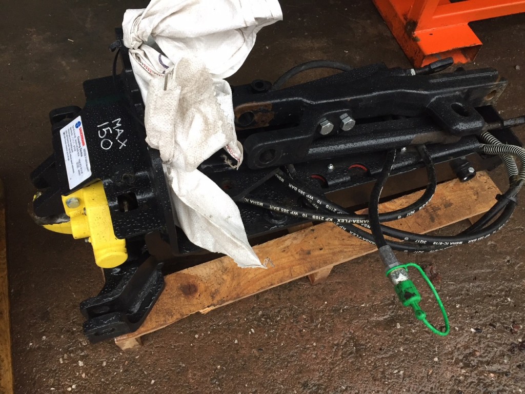Case Maxxum 150 hydraulic push out pick up hitch, will fit Case/New Holland tractors, as new