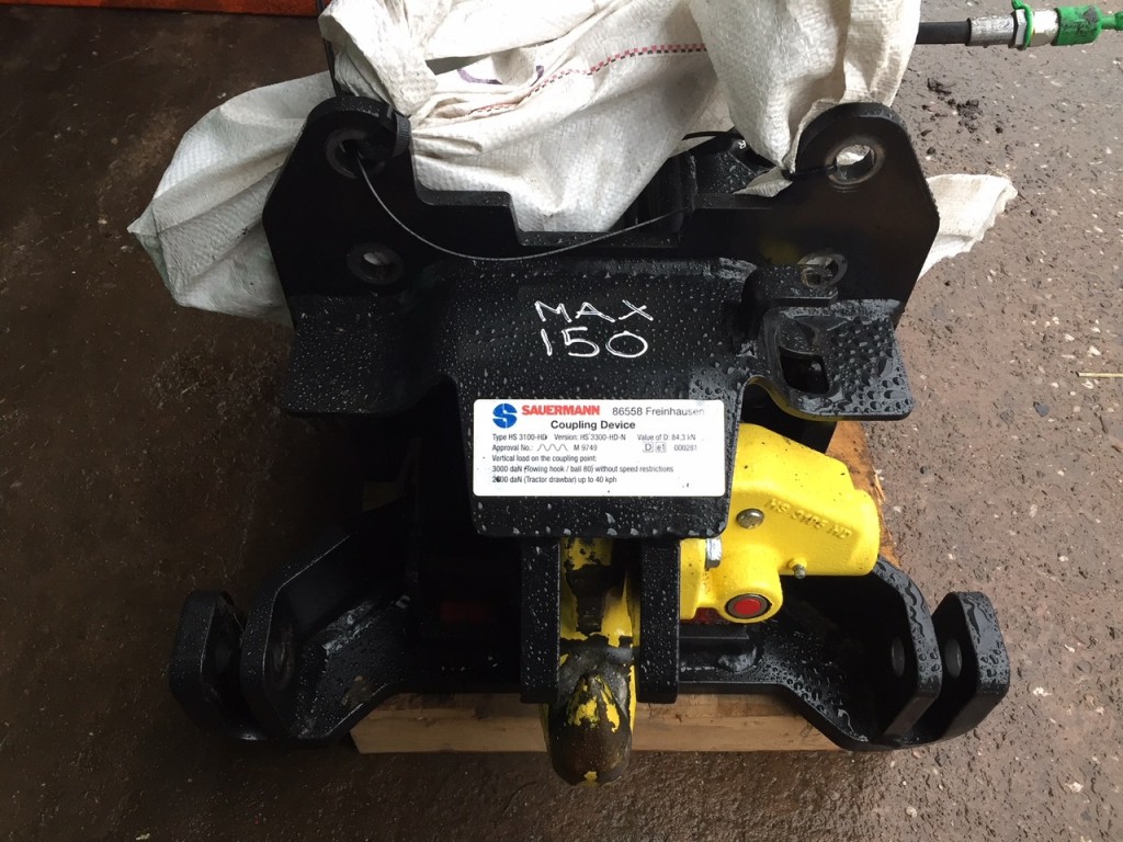 Case Maxxum 150 hydraulic push out pick up hitch, will fit Case/New Holland tractors, as new