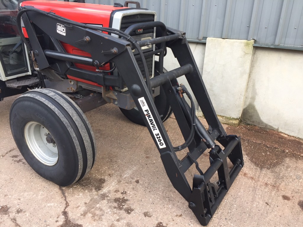 Quicke 3260 loader, complete with brackets to fit Massey ferguson 390