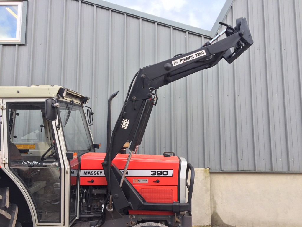 Quicke 3260 loader, complete with brackets to fit Massey ferguson 390