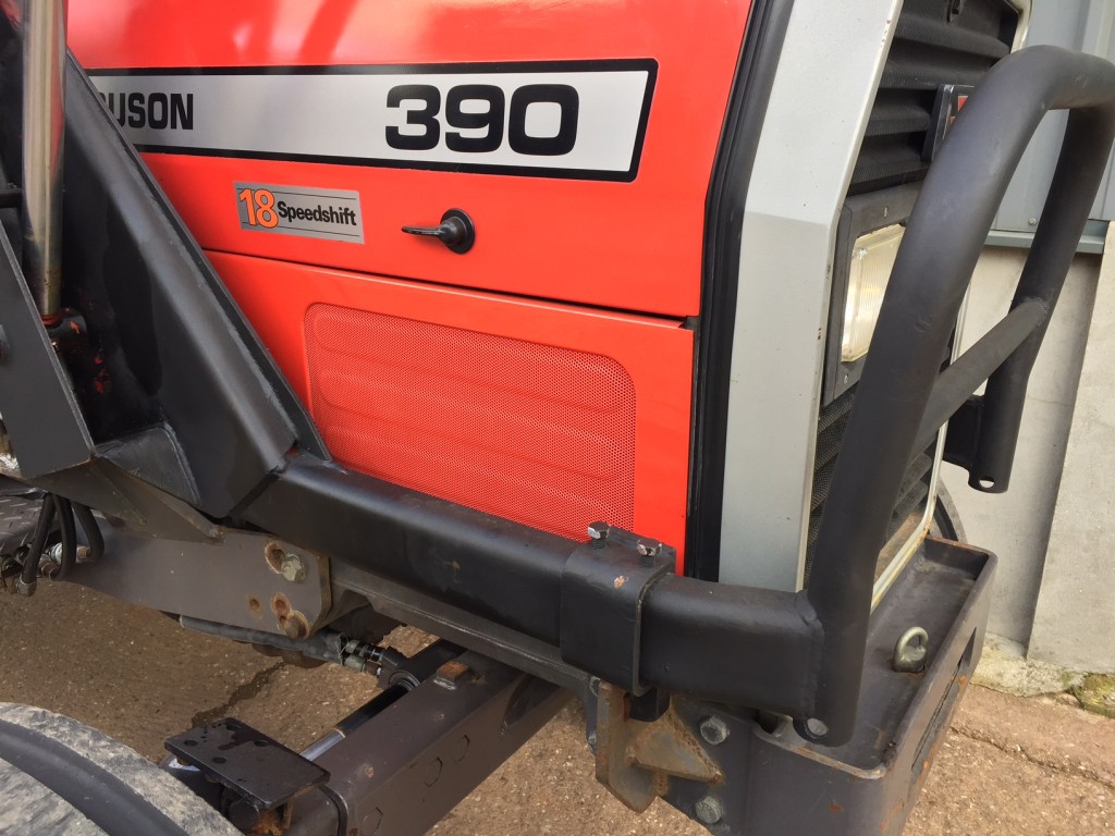 Quicke 3260 loader, complete with brackets to fit Massey ferguson 390