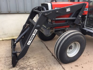 Quicke 3260 loader, complete with brackets to fit Massey ferguson 390