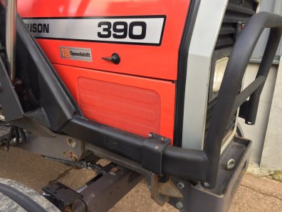 Quicke 3260 loader, complete with brackets to fit Massey ferguson 390