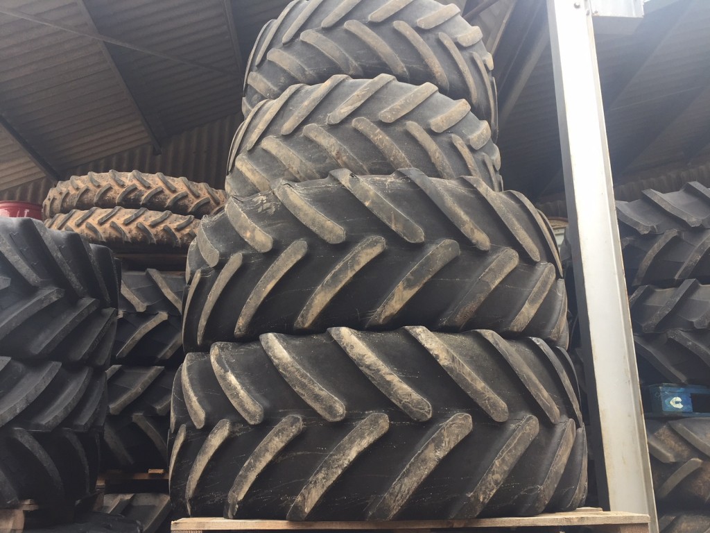 2x 650/65/38 + 2x 540/65/28 Michelin tyres 25%