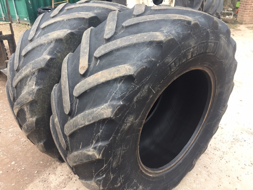 2x 650/65/38 + 2x 540/65/28 Michelin tyres 25%