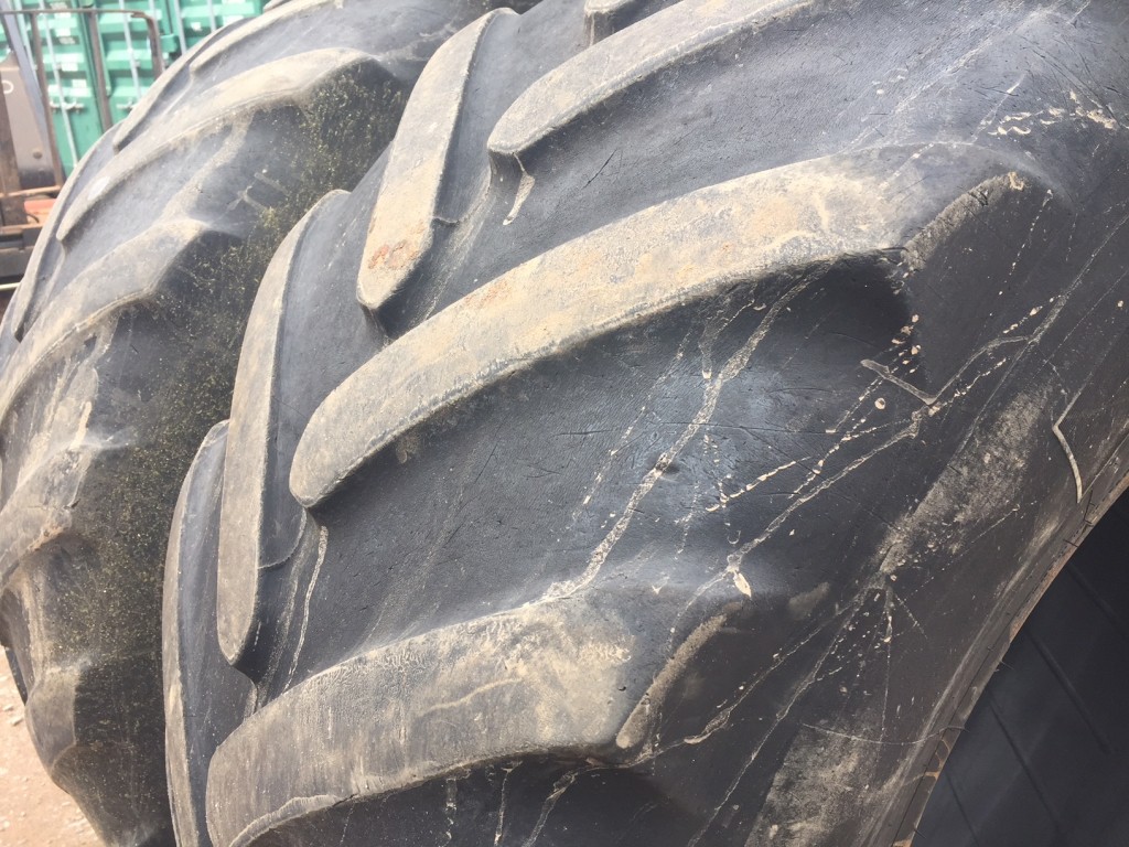 2x 650/65/38 + 2x 540/65/28 Michelin tyres 25%