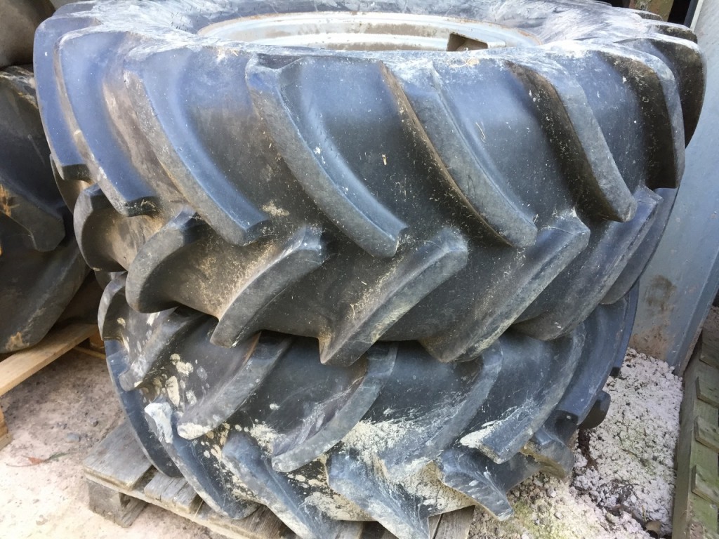 2x 480/65/24 Michelin tyres fitted to wheels