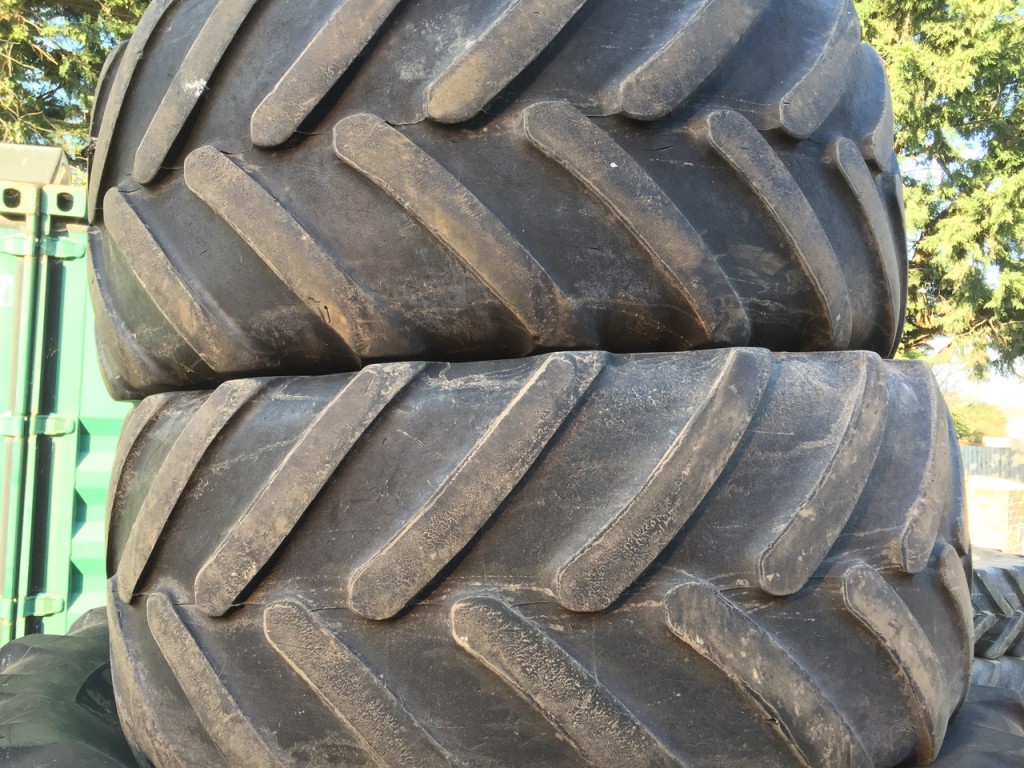 2x 650/65/38 30% + 2x 540/65/28 20% Michelin tyres