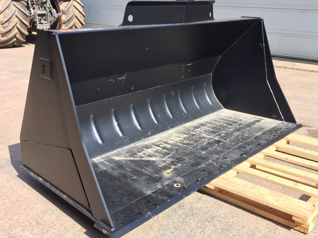 Quicke 270HDXL bucket, 9ft wide, spill guard, choice of brackets, compatible with bolt on cutting edge, this bucket will hold approx 1850kg of wheat