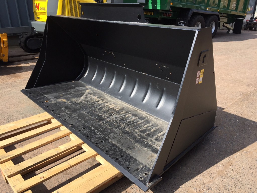 Quicke 270HDXL bucket, 9ft wide, spill guard, choice of brackets, compatible with bolt on cutting edge, this bucket will hold approx 1850kg of wheat