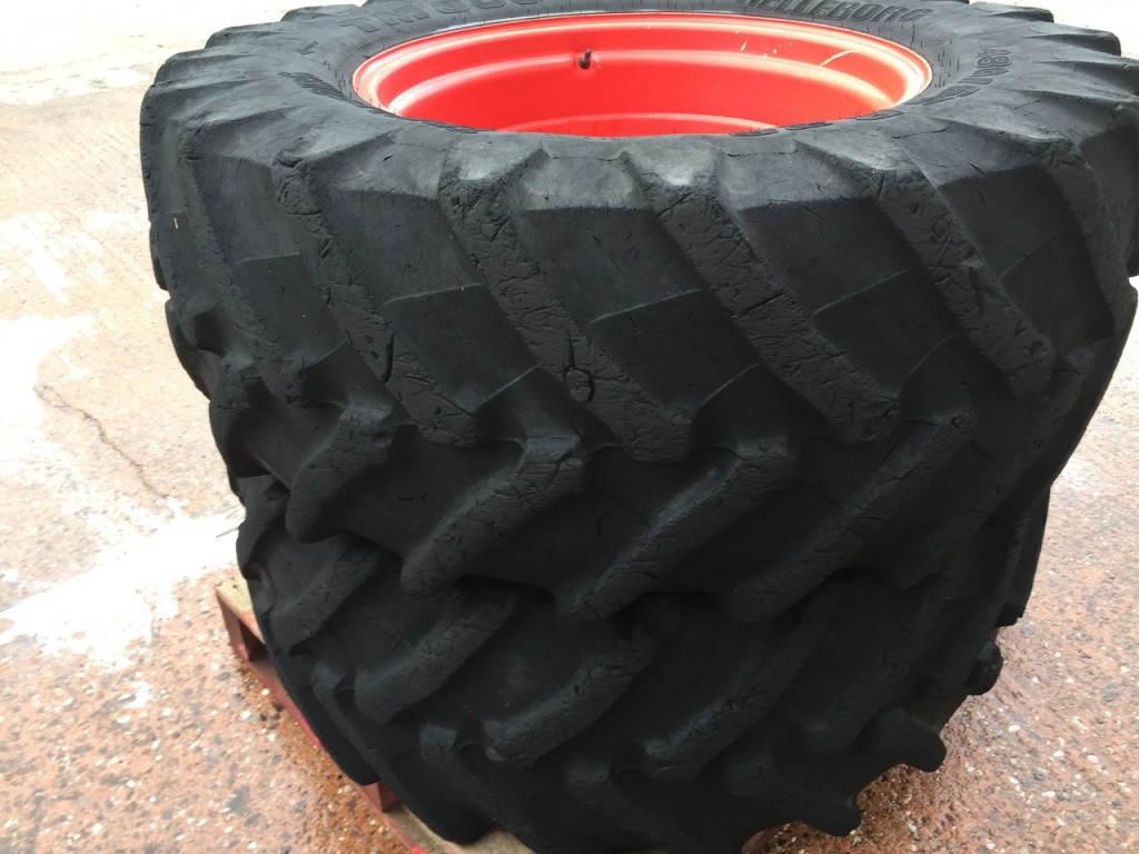 2x 600/65/38 35% hhh 2x 480/65/28 30% Trelleborg tyres, fitted to Fendt 514 wheels