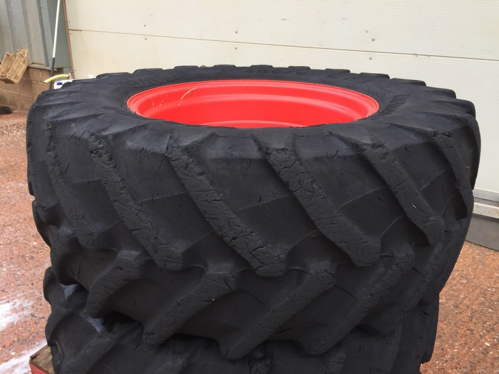 2x 600/65/38 35% hhh 2x 480/65/28 30% Trelleborg tyres, fitted to Fendt 514 wheels