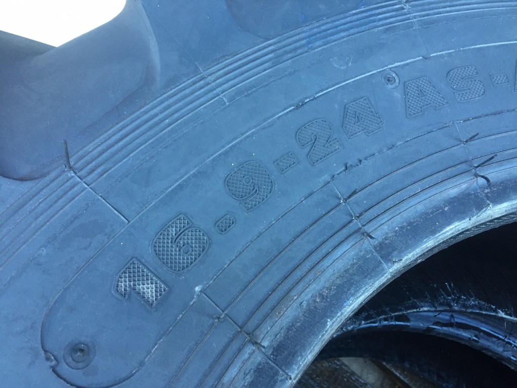 2x 16.9/24 Cultor tyres 95%