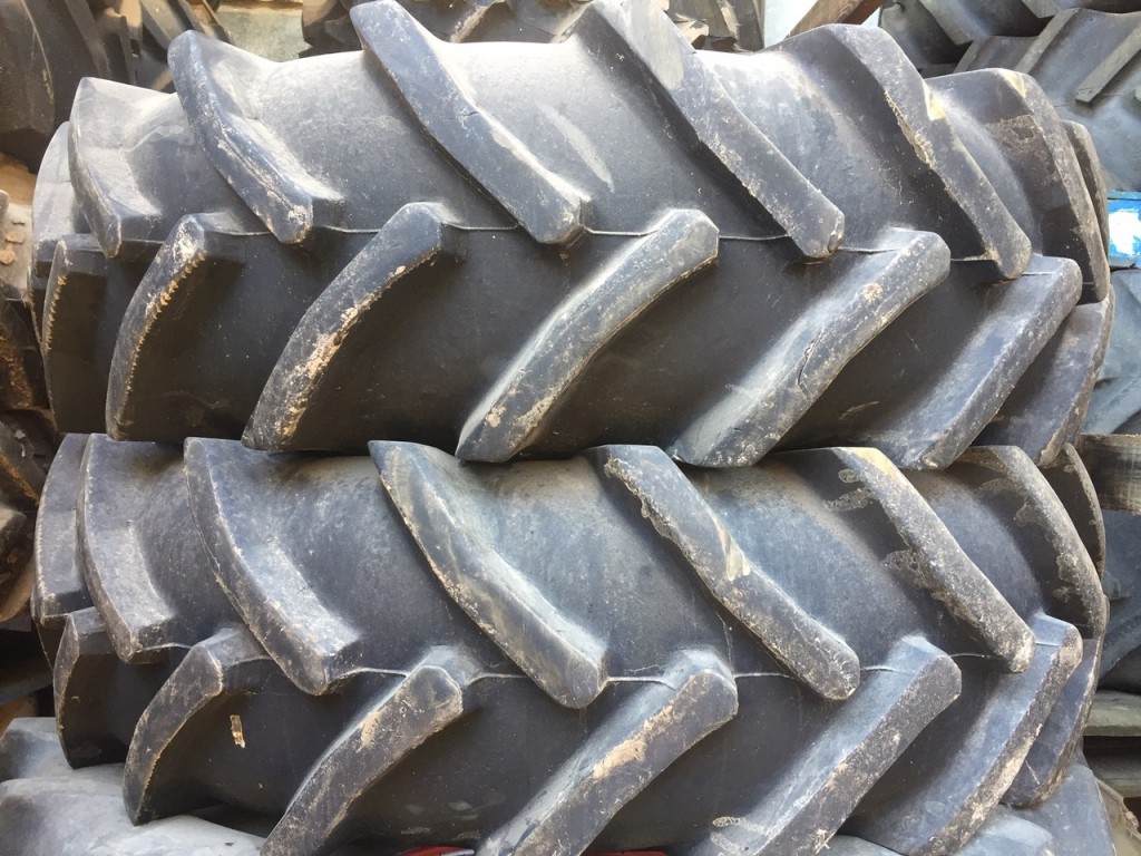 2x 16.9/28 Cultor tyres, 80%