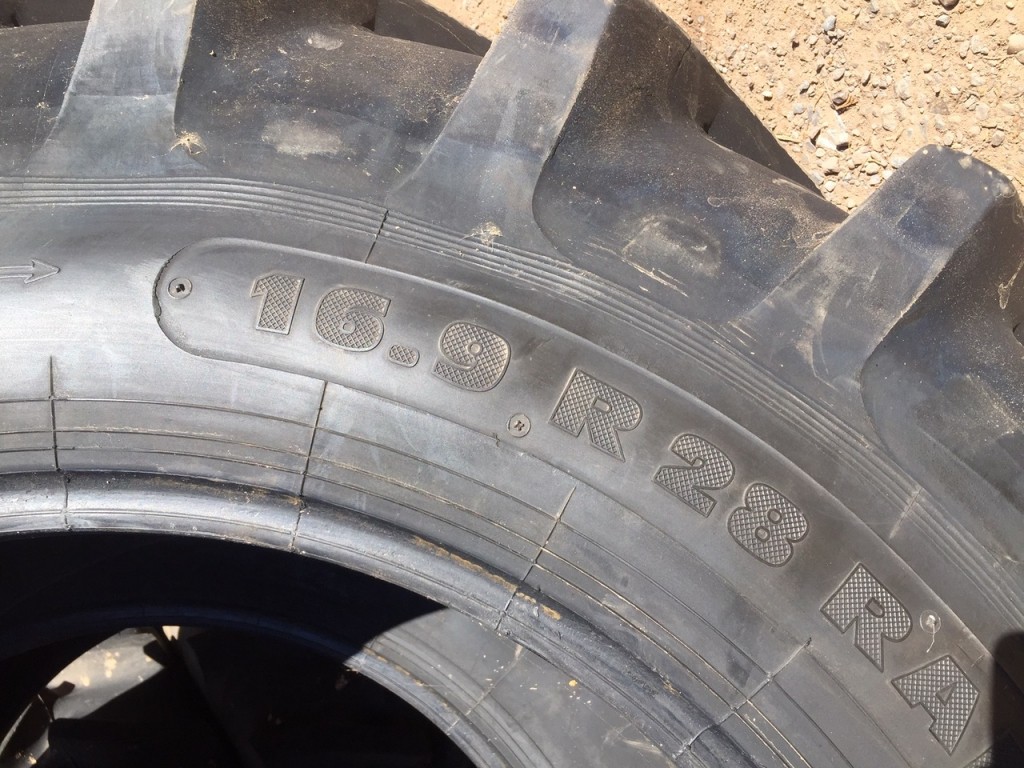 2x 16.9/28 Cultor tyres, 80%