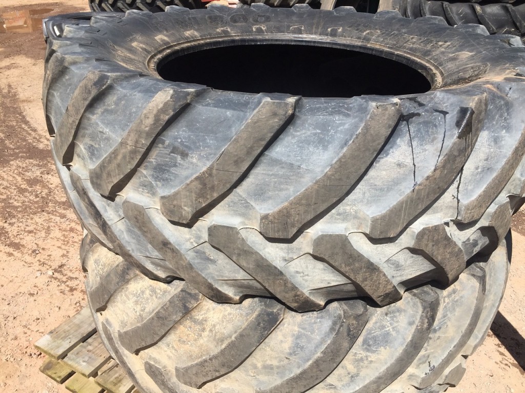 2x 650/65/42 + 2x 540/65/30 Trelleborg tyres 25%