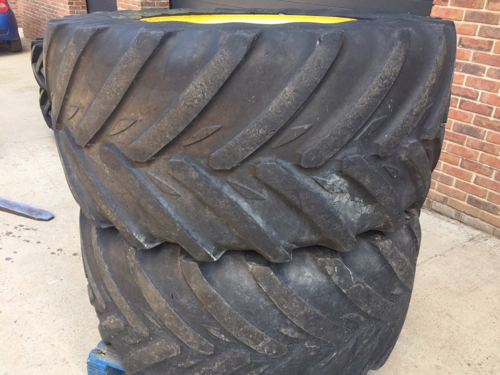 2x 710/60/38 hhh 2x 600/60/28 Michelin tyres, fitted to John Deere rims