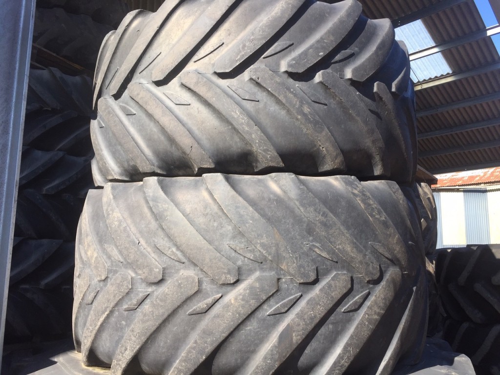 2x 710/60/38 hhh 2x 600/60/28 Michelin tyres, fitted to John Deere rims