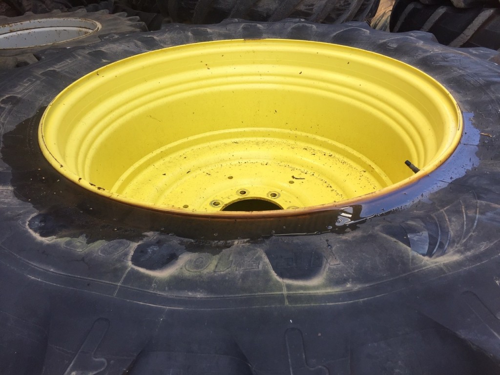 2x 710/60/38 hhh 2x 600/60/28 Michelin tyres, fitted to John Deere rims