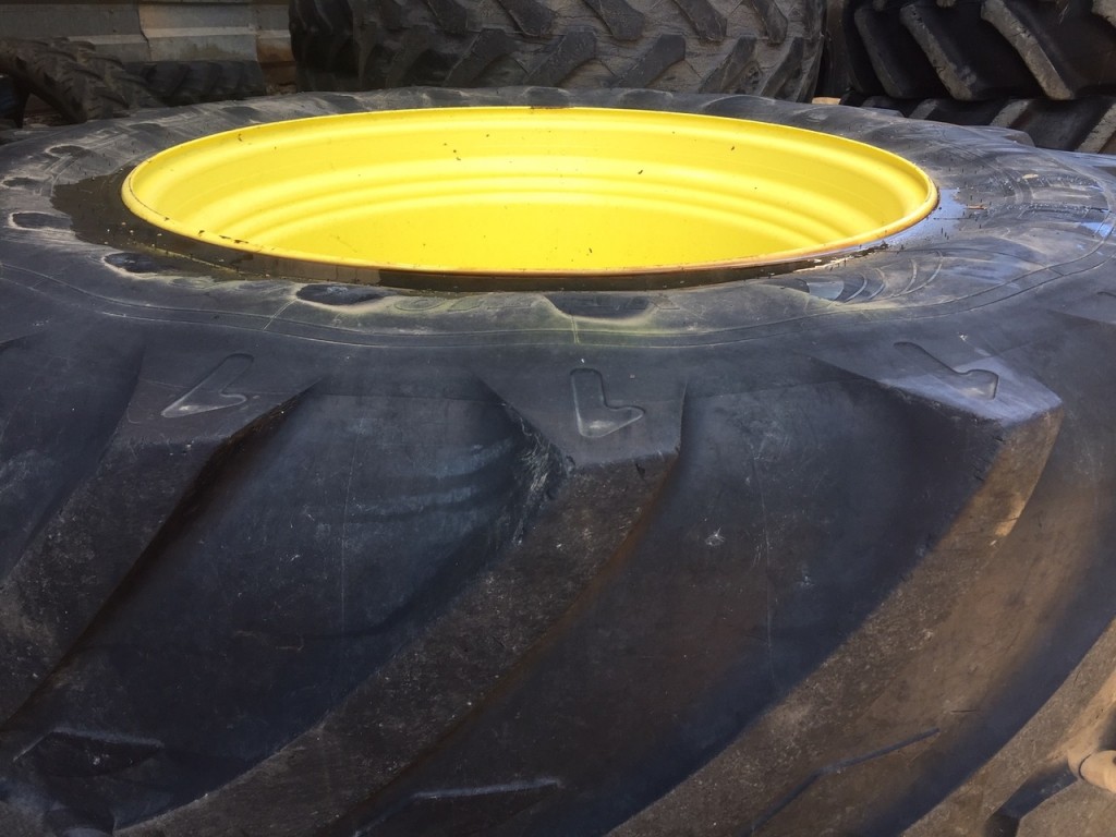 2x 710/60/38 hhh 2x 600/60/28 Michelin tyres, fitted to John Deere rims