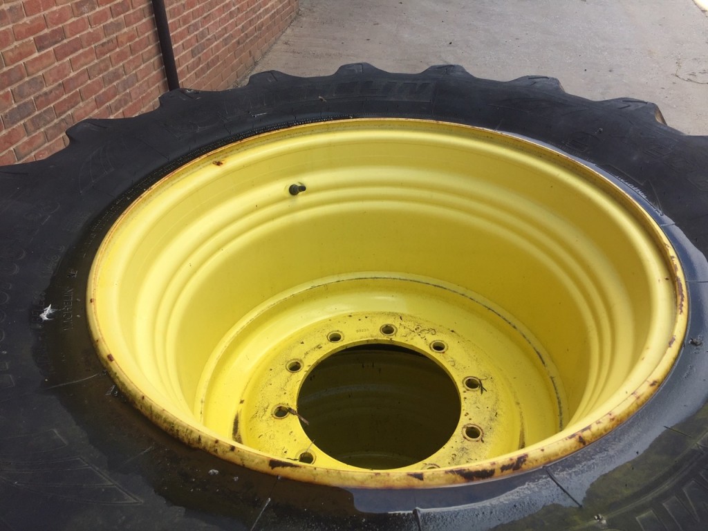 2x 710/60/38 hhh 2x 600/60/28 Michelin tyres, fitted to John Deere rims