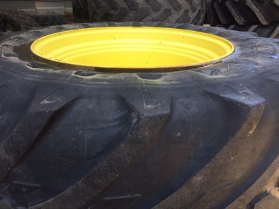 2x 710/60/38 hhh 2x 600/60/28 Michelin tyres, fitted to John Deere rims