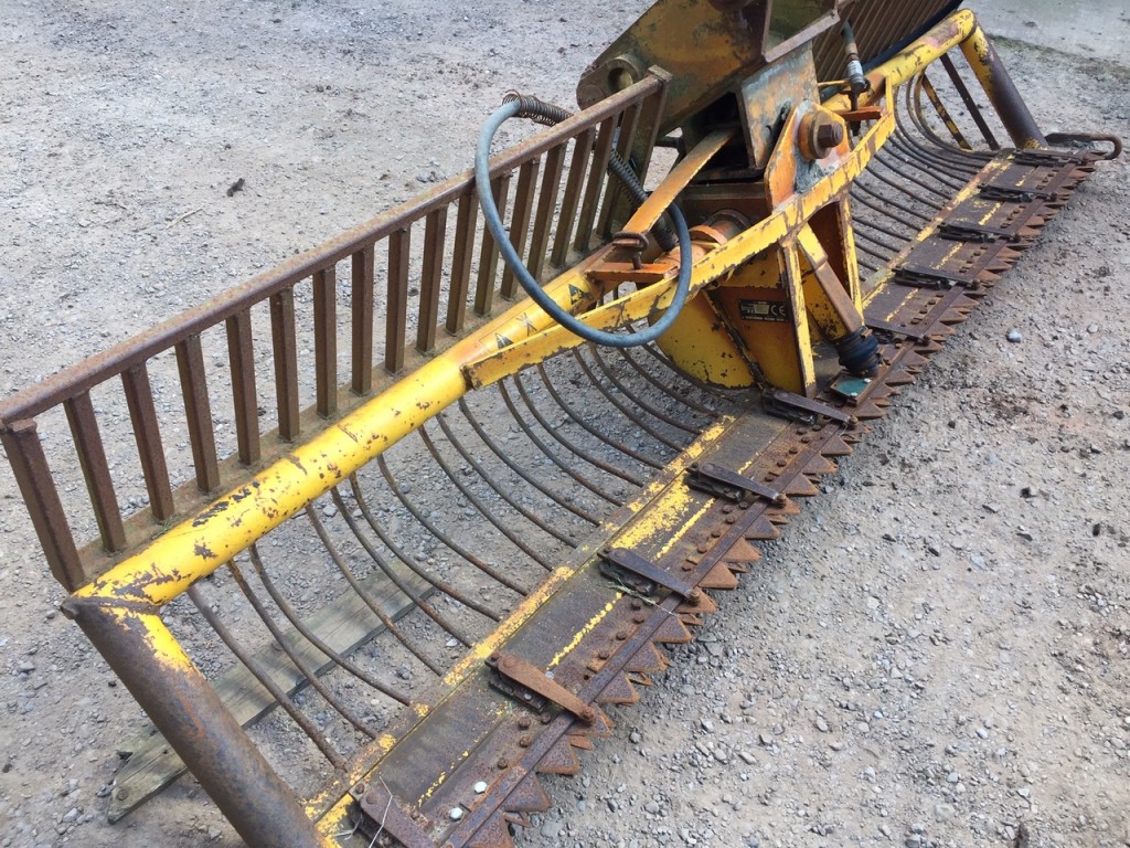 3 metre weed cutting bucket, centre drive, Quicke hitch for 14 Ton machine