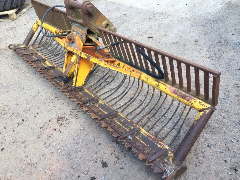 3 metre weed cutting bucket, centre drive, Quicke hitch for 14 Ton machine