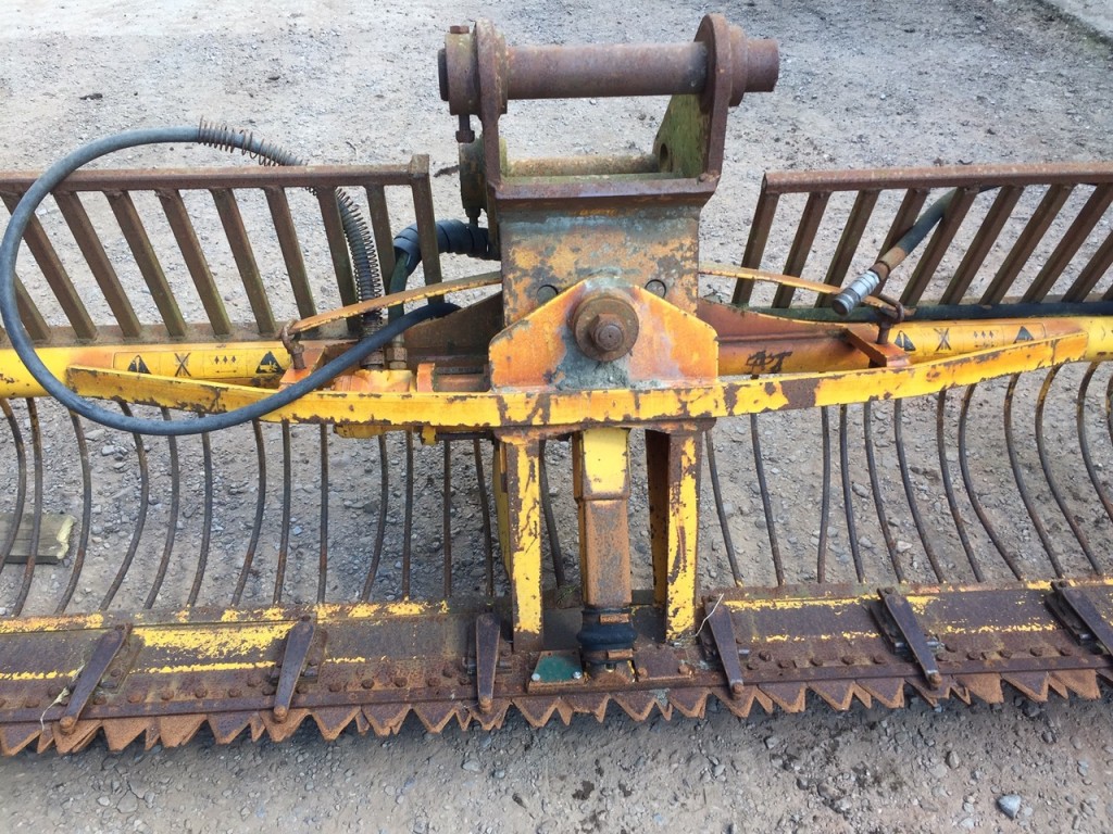 3 metre weed cutting bucket, centre drive, Quicke hitch for 14 Ton machine