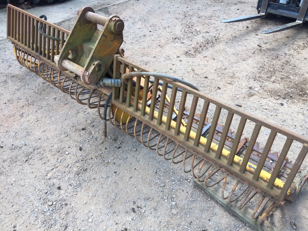 3 metre weed cutting bucket, centre drive, Quicke hitch for 14 Ton machine