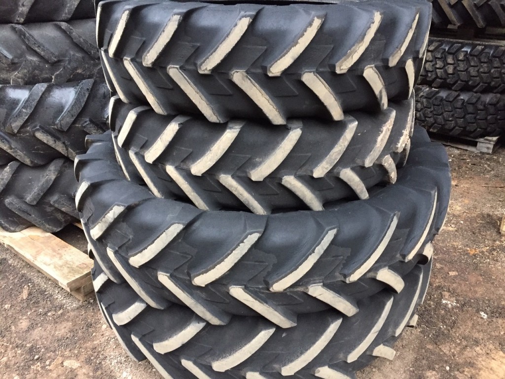 2x 14.9/38 + 2x 12.4/28 Michelin tyres 25%