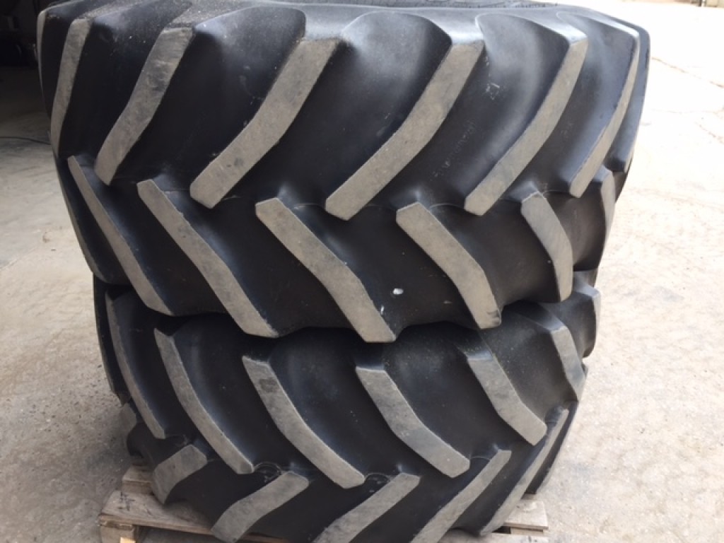 2x 800/65/32 + 2x 600/65/28 Goodyear tyres fitted to solid centre rims, to fit Case and New Holland tractors
