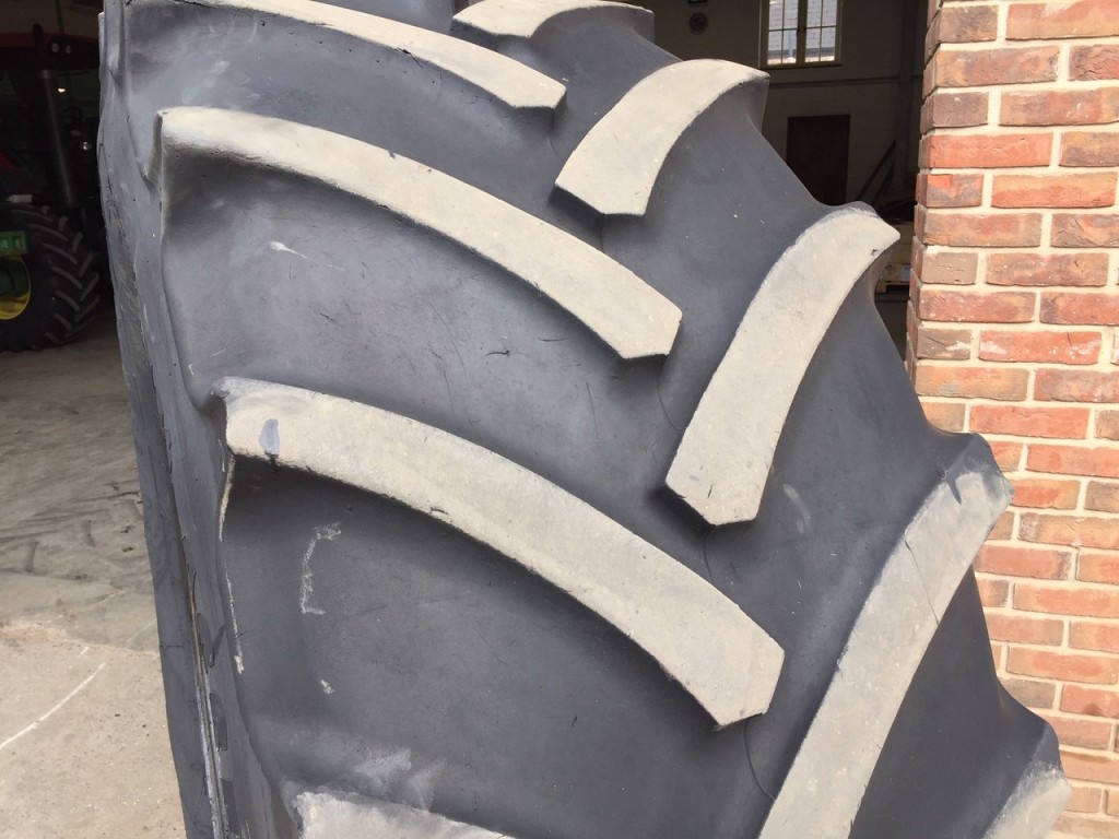 1x 650/65/38 Continental tyre, 25%