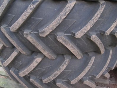 2 x Michelin 20.8/42 tyres 75%