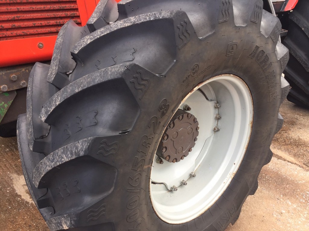2x 710/70/38 + 2x 600/65/28 BKT tyres 90%, fitted to MF wheels
