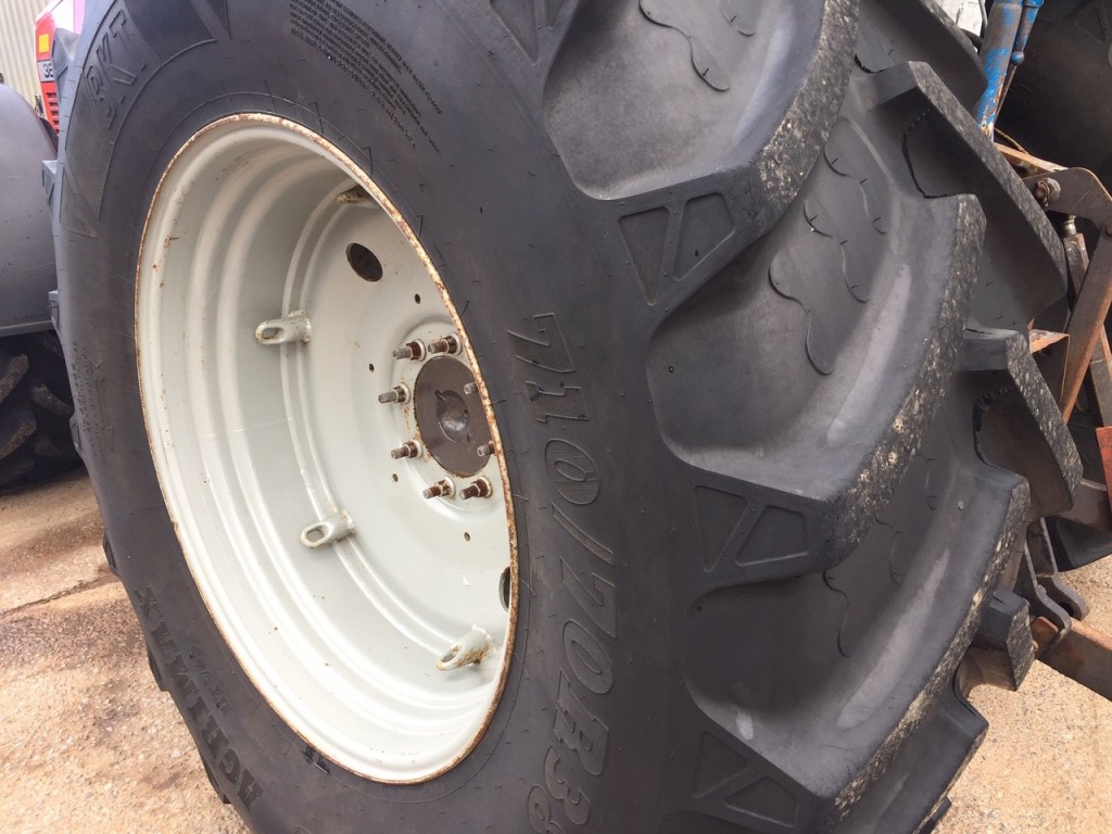 2x 710/70/38 + 2x 600/65/28 BKT tyres 90%, fitted to MF wheels