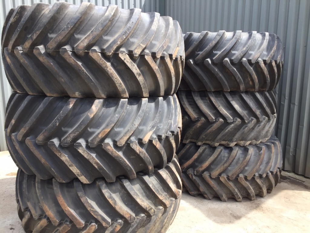 6x 30.5/32 (800/65/32) new tyres