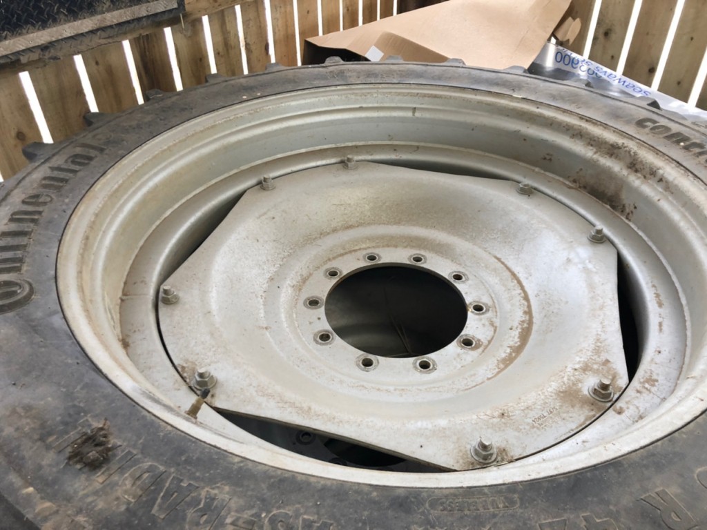 4x 300/95/42 Continental tyres, fitted to JCB 4220 row crop wheels