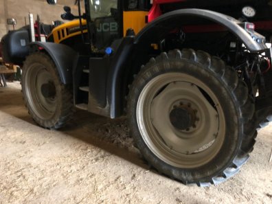 4x 300/95/42 Continental tyres, fitted to JCB 4220 row crop wheels