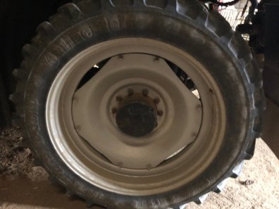 4x 300/95/42 Continental tyres, fitted to JCB 4220 row crop wheels