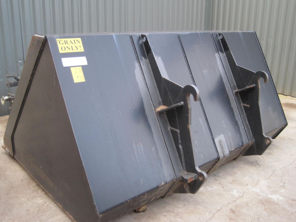 large grain bucket with JCB Q-Fit bracket, would probably hold 2.5 tons of wheat, very little work