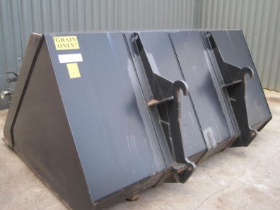 large grain bucket with JCB Q-Fit bracket, would probably hold 2.5 tons of wheat, very little work