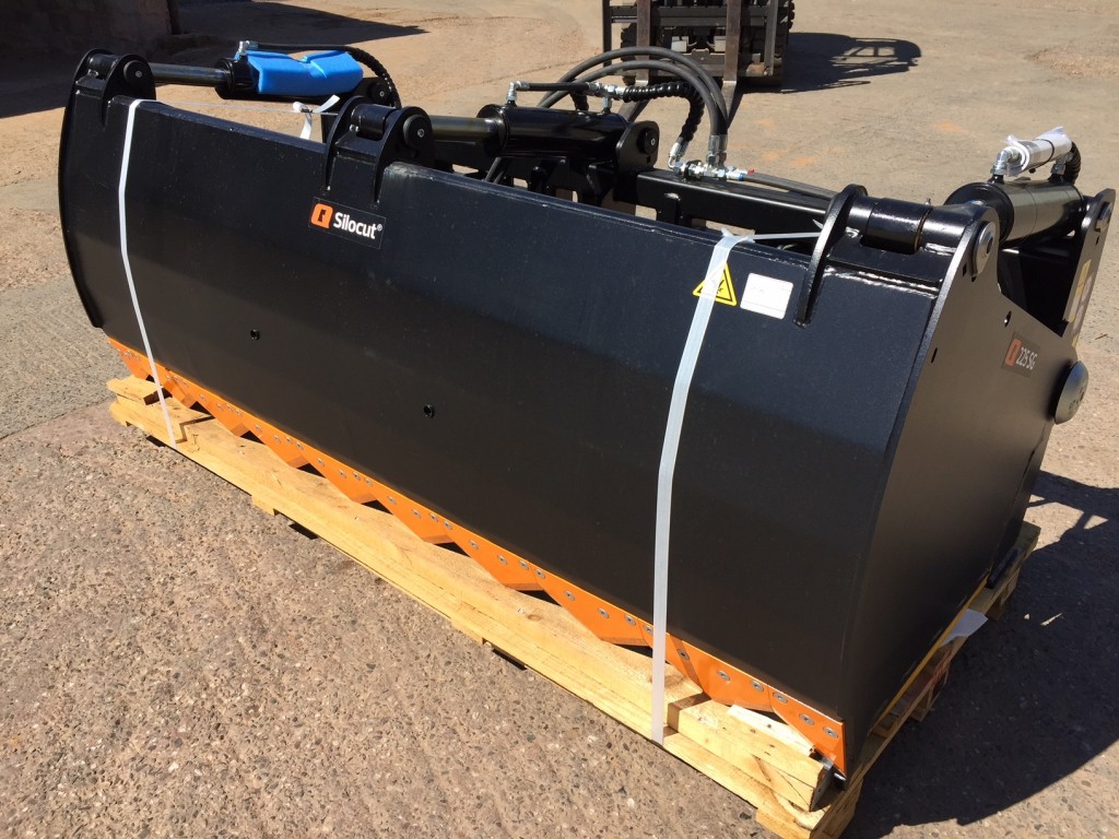 new Quicke 225 Shear grab, 7ft 6 wide, pin and cone brackets, three ram