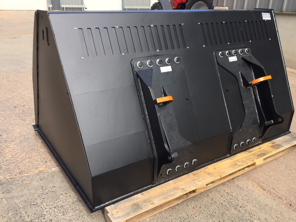 Quicke 240XV bucket, bolt on pin and cone brackets, 8ft wide, grill guards, this bucket will hold approx 2350kg of wheat