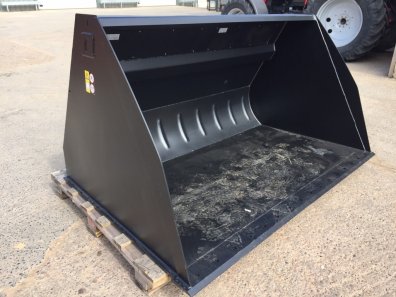 Quicke 240XV bucket, bolt on pin and cone brackets, 8ft wide, grill guards, this bucket will hold approx 2350kg of wheat