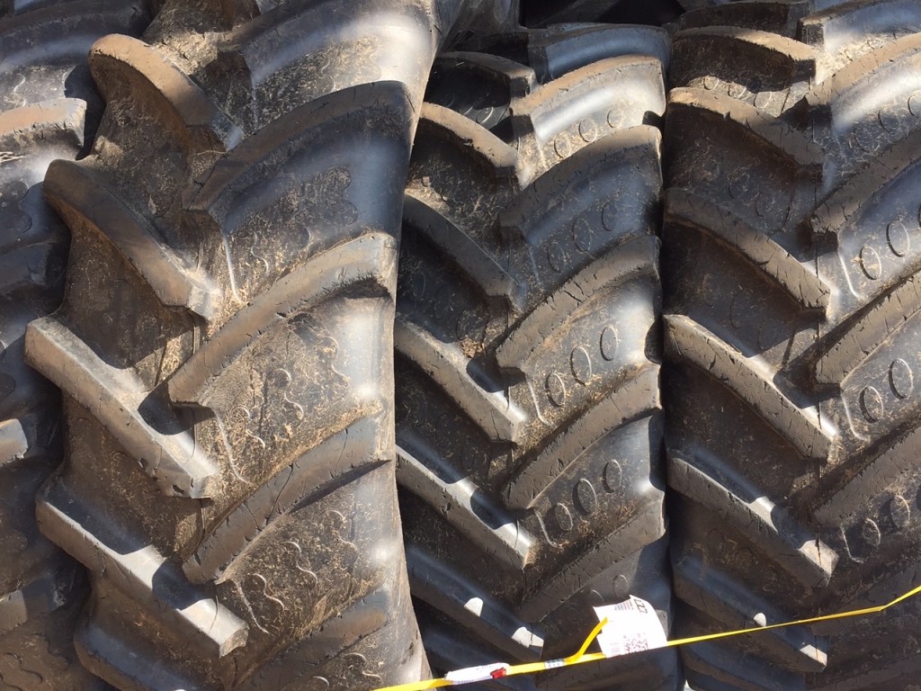 2x 620/70/42 + 2x 480/70/30 BKT tyres, 70% tread, slight stone cut