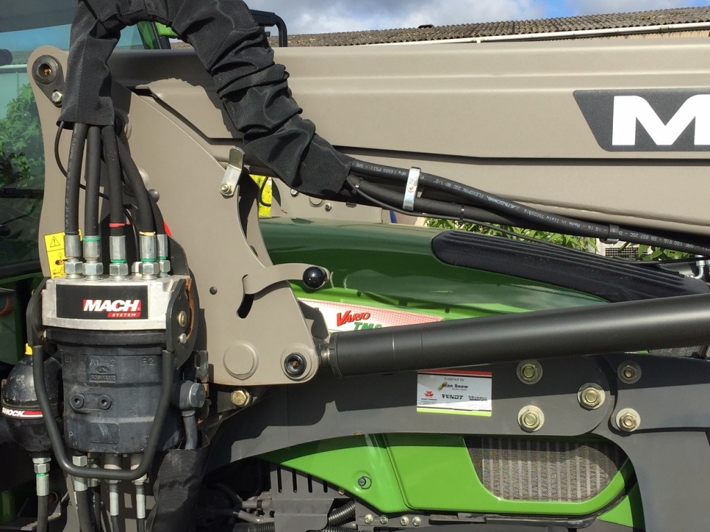 MX U308 loader, 2017, Fendt brackets and valve for Fendt 211, Euro carriage, third service, multi dock, this loader came off a 2017 Fendt 211 that had done  less than 300 hours and in as new